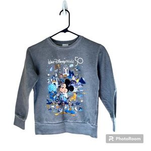 🔘DISNEY: Kid’s unisex size M, gray w/Disney World’s 50th anniversary theme top.